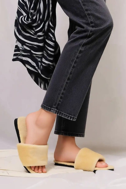 دمپایی خزدار روفرشی کرم