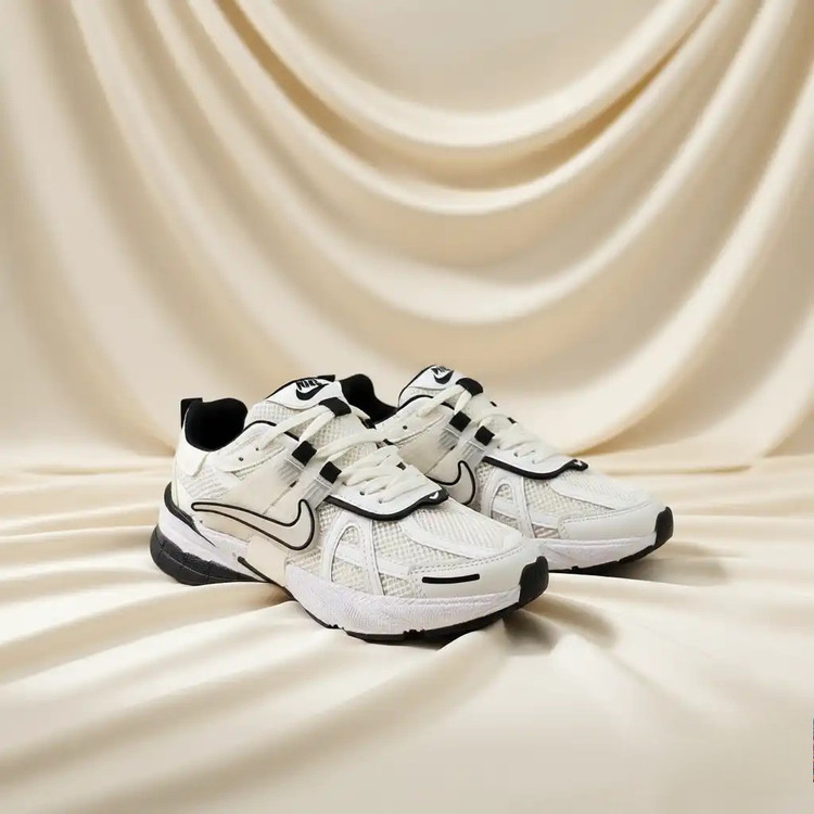 کفش کتونی نایکی زنانه سفید مشکی Nike V2K