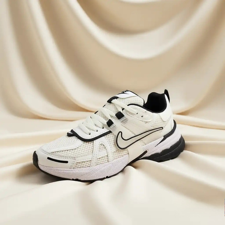 کفش کتونی نایکی زنانه سفید مشکی Nike V2K