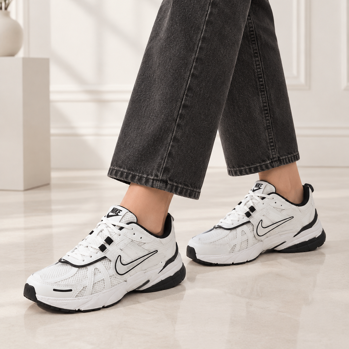 کفش کتونی نایکی زنانه سفید مشکی Nike V2K